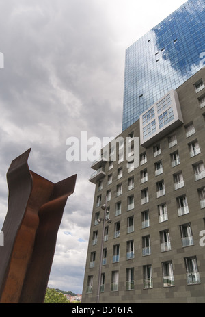 L'une des deux tours Isozaki Atea avec sculpture en premier plan à Bilbao, Biscaye, Pays Basque, Espagne Banque D'Images