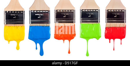Un assortiment de pinceaux avec des gouttes, de peinture humide de différentes couleurs. Banque D'Images