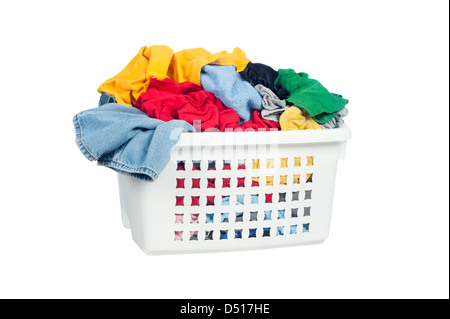 Un panier à linge plein de vêtements sales prêts à être lavés au cours de tâches quotidiennes. Banque D'Images