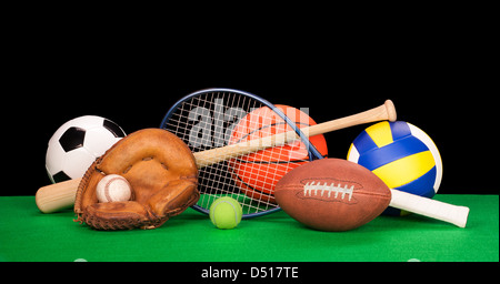 Une collection d'équipements sportifs sur le feutre vert avec clack arrière-plan. Banque D'Images
