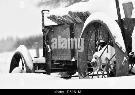 Un très vieux camion qui était encore intact à côté d'une grange. Banque D'Images