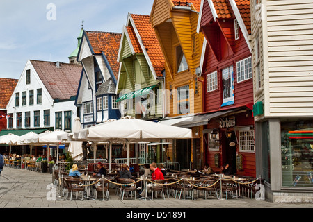 Maisons traditionnelles en bois colorés et cafés dans la région de Stavanger, Norvège Banque D'Images