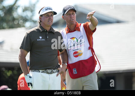 Le 21 mars 2013 : Phil Mickelson s'entretient avec caddie Jim Mackay sur le 10e tee au cours de premier cycle de l'action golf Arnold Palmer Invitational présentée par Mastercard tenue à Arnold Palmer's Bay Hill Club & Lodge à Orlando, FL Banque D'Images