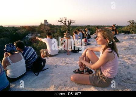 Les touristes admirer le coucher de soleil depuis le haut de temple iv 4 à Tikal Banque D'Images