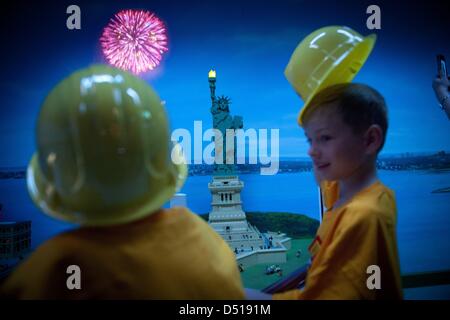 Yonkers, New York, États-Unis, 21 mars 2013. Enfants de chercher plus d'artifice et une statue de la liberté de la brique LEGO LEGOLAND Discovery Center à Westchester, un énorme 32 300 pieds carrés d' attraction intérieure plus de 3 millions de briques LEGO, Ridge Hill dans Yonkers, jeudi, 21 mars 2013. L'attraction dispose de MINILAND le lieu de la signature de la re-création de lieux historiques et bâtiments dans tout le comté de Westchester et la ville de New York, fait entièrement avec des briques LEGO. Image Crédit : Crédit : Bryan Smith/ZUMAPRESS.com/Alamy Live News Banque D'Images