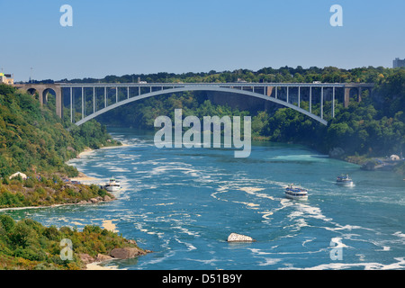 Pont en arc-en-ciel sur la rivière dans la journée Banque D'Images