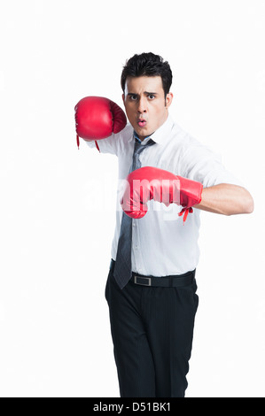 Portrait of a businessman wearing boxing gloves Banque D'Images