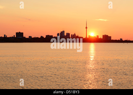 Lever du soleil sur le lac silhouette de Toronto avec ton rouge. Banque D'Images