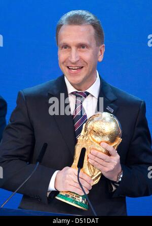 La vice-premier ministre Igor Chouvalov présente le trophée de la Coupe du monde après la Russie a été annoncé en tant que pays hôte de la Coupe du Monde de football 2018 dans le Centre de Foires de Zurich, Suisse, 02 décembre 2010. Photo : Hubert Boesl Banque D'Images