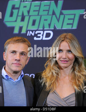 Acteur autrichien et Academy Award Winner Christoph Waltz et l'actrice américaine Cameron Diaz posent pour une photo à un événement promotionnel pour le film 'Le Frelon Vert' à Berlin, Allemagne, 03 décembre 2010. Le film est une adaptation d'un comic de super-héros et premières dans les salles allemandes le 13 janvier 2011. Photo : Jens Kalaene Banque D'Images