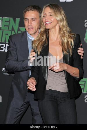 Acteur autrichien et Academy Award Winner Christoph Waltz et l'actrice américaine Cameron Diaz posent pour une photo à un événement promotionnel pour le film 'Le Frelon Vert' à Berlin, Allemagne, 03 décembre 2010. Le film est une adaptation d'un comic de super-héros et premières dans les salles allemandes le 13 janvier 2011. Photo : Jens Kalaene Banque D'Images