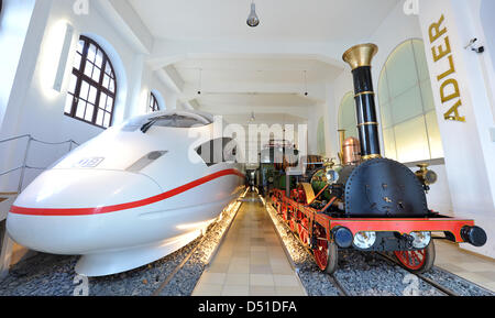 (Dossier) - Un fichier photo du DPA 05 mars 2010 montre une reproduction d'un 'historique' locomotove Adler (R) à côté d'un modèle d'un train à grande vitesse ICE de la Deutsche Bahn (DB) Musée à Nuremberg, Allemagne. Le 07 décembre 1835, le premier Allemand locomotiove vapeur fait son chemin de Nuremberg à Fürth. Le 07 décembre 2010, la ville de Nuremberg célèbre les 175 ans d'anniversaire Banque D'Images