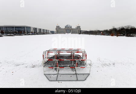 Les barrières de sécurité se tenir dans la neige devant le bâtiment du Reichstag à Berlin, Allemagne, 3 décembre 2010. La zone qui est sur la photo avait été fermé au public le jour avant. À partir de la fin de semaine, sur la coupole du Reichstag sera de nouveau ouvert pour les visiteurs inscrits. Photo : Tim Brakemeier Banque D'Images
