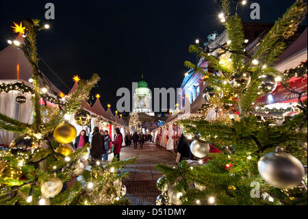 Un fichier photo datée du 25 novembre 2010 montre le Gendarmenmarkt qui est orné d'arbres de Noël et de noël à Berlin, Allemagne. Berlin est réservé à ce Noël et également pour le Nouvel An. Photo : Robert Schlesinger Banque D'Images