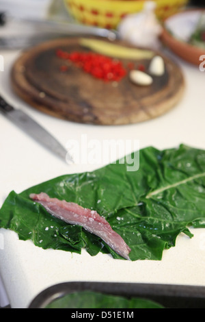 Filet de poisson maquereaux enveloppés dans des feuilles de bette à carde Banque D'Images