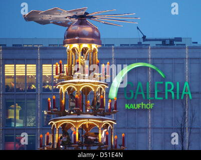 La pyramide de Noël se tient devant le centre commercial Galeria Kaufhof sur Alexanderplatz, le deuxième dimanche de l'Avent à Berlin, Allemagne, 5 décembre 2010. Les magasins de la ville étaient ouverts le dimanche. En raison de la situation économique, l'Union européenne attendent du détaillant un total d'augmentation des ventes de 2,5  %. Photo : Soeren Stache Banque D'Images