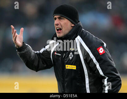 Fußball Bundesliga 15. Spieltag Borussia, Mönchengladbach-Hannover 96 am Samstag (04.12.2010) im Borussia-Park à Mönchengladbach. Mönchengladbacher Michael Frontzeck der Trainer. Foto : Roland Weihrauch dpa/lnw (Sperrfrist Achtung ! Die DFL erlaubt die Weiterleitung der Bilder im Mobilfunk, IPTV durch neue Technologien und sonstige erst zwei Stunden nach Spielende. Die Publika Banque D'Images