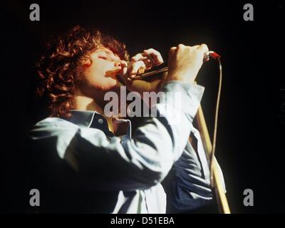 Un fichier photo non datée montre 'Les Portes' singer Jim Morrison durant un concert. Jim Morrison est censée être graciés de l'accusal d'avoir dénudé en public lors d'un concert, par la séparation de la Floride, gouvenor Crist. Morrison, qui est décédé en juillet 1971, a été condamné à une 500 dollars et six mois en détention. L'affaire sera décidé sur le mardi 7 décembre 2010. Photo : d Banque D'Images