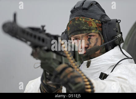 Un soldat de la Brigade franco-allemande est représenté sur un transporteur de troupes du type 'Fuchs' avec une mitraillette à la zone d'entraînement militaire de Baumholder, Allemagne, le 30 novembre 2010. La Brigade franco-allemande est composée de 5900 soldats de l'Allemagne et la France. Le 10 décembre 2010, un nouveau bataillon est mis en service en Illkirchen près de Strasbourg. Avec ce bataillon, le premier Germa Banque D'Images