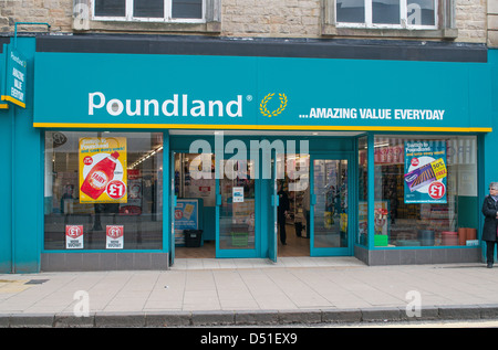 Poundland store Bishop Auckland, North East England, UK Banque D'Images