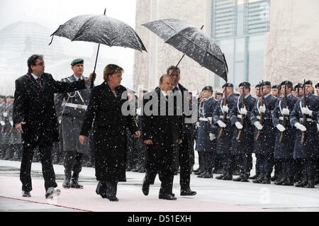 La chancelière allemande Angela Merkel reçoit le président algérien Abdelaziz Bouteflika à l'honneur militaire à la chancellerie à Berlin, Allemagne, 08 décembre 2010. Photo : Rainer Jensen Banque D'Images