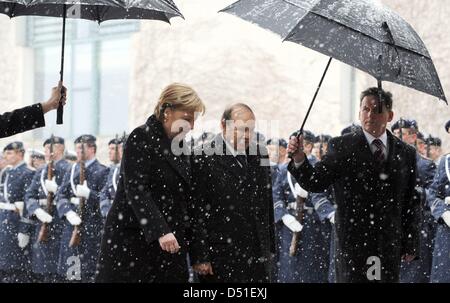 La chancelière allemande Angela Merkel reçoit le président algérien Abdelaziz Bouteflika à l'honneur militaire à la chancellerie à Berlin, Allemagne, 08 décembre 2010. Photo : Rainer Jensen Banque D'Images