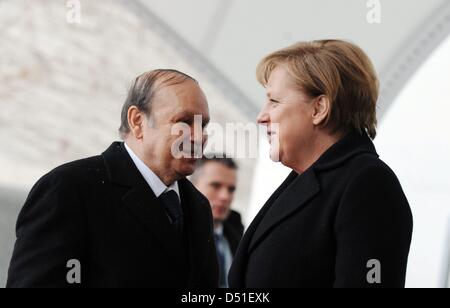 La chancelière allemande Angela Merkel reçoit le président algérien Abdelaziz Bouteflika à l'honneur militaire à la chancellerie à Berlin, Allemagne, 08 décembre 2010. Photo : Rainer Jensen Banque D'Images