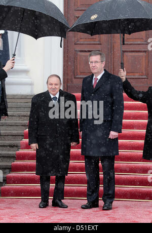 Le Président allemand Christian Wulff (R) reçoit le président algérien Abdelaziz Bouteflika au château de Bellevue à Berlin, Allemagne, 08 décembre 2010. En plus des questions de politique internationale, les procédures concernant les relations économiques sont au cœur de leur discussion. foto : Marcel Mettelsiefen Banque D'Images