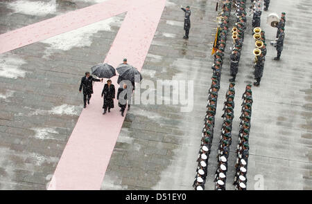 La chancelière allemande Angela Merkel reçoit le président algérien Abdelaziz Bouteflika à l'honneur militaire en face de la chancellerie à Berlin, Allemagne, 08 décembre 2010. Photo : Bundesregierung / Bergmann Banque D'Images