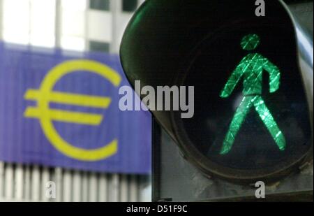 (Afp) un fichier photo datée du 13 novembre 2001 d'une lumière verte à côté d'un symbole de l'euro à Francfort-sur-Main, Allemagne. L'Union européenne (UE) aurait un budget 2011 2,91  % plus grandes que les dépenses de cette année après que les dirigeants du Parlement européen le 09 décembre 2010 a approuvé un accord de compromis révolutionnaire avec les États membres, sources à Bruxelles. Photo : Frank May Banque D'Images