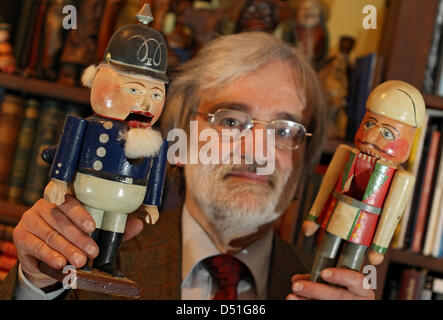 Der Nussknacker-Sammler Gemünden-Massenbuch à Adolf Heidenreich hält (Landkreis Main-Spessart/Unterfranken) einen Hebel-Nussknacker als Kaiser Wilhelm II. Figure aus Thüringen aus dem 19 Jahrhundert (l) und einen von 1920 Hebel-Nussknacker aus Erzgebirge dans den Händen (Foto vom 17.11.2010). Am Anfang hat der 73-jährige gelernte bloß Rechtspfleger Exemplare aus Eisen und Messing ges Banque D'Images