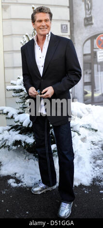 L'acteur et musicien américain David Hasselhoff pose et présente son nouveau tour 'Le Hoff est de retour !" à Munich, Allemagne, le 13 décembre 2010. Dans le spectacle, il sera avec ses deux filles. Photo : Marc Mueller Banque D'Images