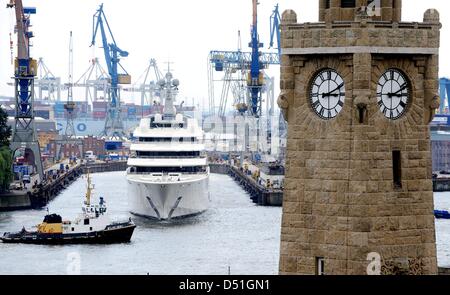 (Afp) un fichier photo datée du 11 juin 2010 de mega yacht de 'Eclipse' administré par le milliardaire russe Roman Abramovich à société shipbuildung allemand Blohm +Voss à Hambourg, Allemagne. Apparemment, le yacht a quitté le chantier naval le 09 décembre. Photo : Photo : Maurizio Gambarini Banque D'Images