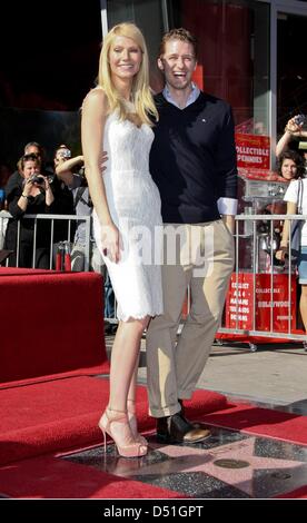 Oscar-winning actrice Gwyneth Paltrow nous pose avec l'acteur américain Matthew Morrison sur son étoile après une cérémonie sur le Hollywood Walk of Fame à Hollywood, Californie, USA, 13 décembre 2010. Paltrow a remporté un Academy Award de la meilleure actrice pour son rôle dans Shakespeare in Love et apparaîtra dans le rôle de chanteur country Kelly Canter dans le film "Country Strong" qui fera la création à Los Angel Banque D'Images