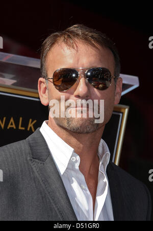 Le chanteur country Tim McGraw nous pose au cours d'une cérémonie sur le Hollywood Walk of Fame à Hollywood, Californie, USA, 13 décembre 2010. Photo : Hubert Boesl Banque D'Images