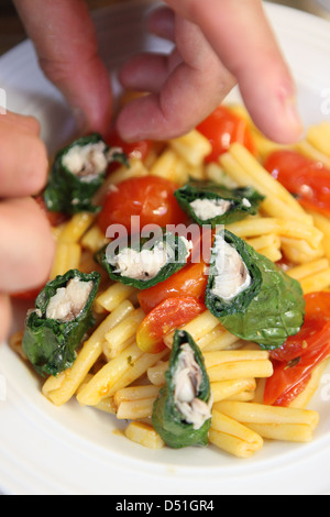 La tomate et la salade de pâtes avec du poisson Banque D'Images