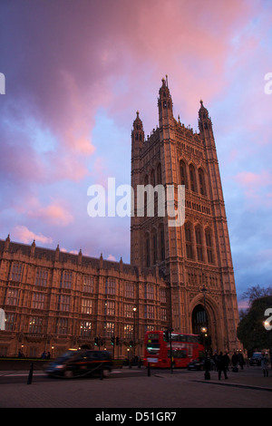 Au coucher du soleil la Tour Victoria, chambres du Parlement, le Palais de Westminster, Londres, Angleterre, RU, FR Banque D'Images
