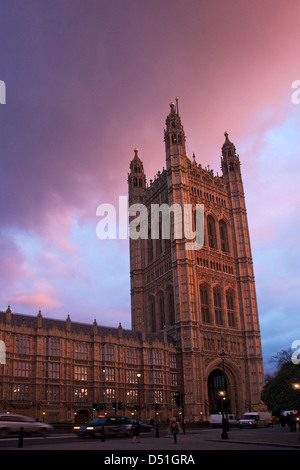 Au coucher du soleil la Tour Victoria, chambres du Parlement, le Palais de Westminster, Londres, Angleterre, RU, FR