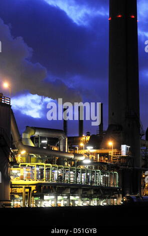 Un fichier photo datée du 11 février 2009 montre l'Aurubis AG usine à Hambourg, Allemagne. La société cuivre Aurubis ont enregistré une croissance et augmentation de la rémunération. Comme la société a annoncé le 14 décembre 2010, le solde positif de 53 millions d'euros en 2008 est maintenant surmonté d'un gain de 193 millions d'euros. Photo : Maurizio Gambarini Banque D'Images