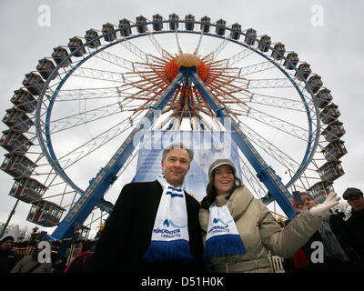 L'icône de patinage artistique allemande Katarina Witt (R), président de la candidature olympique de Munich en 2018, et Klaus Wowereit, Maire de Berlin (L) promouvoir la candidature olympique de Munich en 2018 à Berlin, Allemagne, le 14 décembre 2010. Photo : STEPHANIE PILICK Banque D'Images