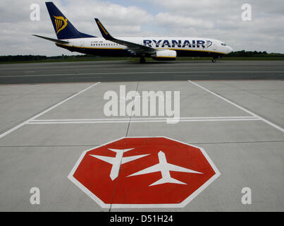 (Afp) un fichier photo datée du 23 avril 2009 d'un avion de ligne aérienne d'aucun-vrilles Ryanair à l'aéroport de Weeze, Allemagne. L'Irlande, aucun-vrilles Ryanair annule ses vols de Berlin-Schoenefeld à Weeze et à Brême en raison d'une nouvelle taxe sur les billets de 8 euros par vol, la société a annoncé le 14 décembre 2010. Photo : Roland Weihrauch Banque D'Images