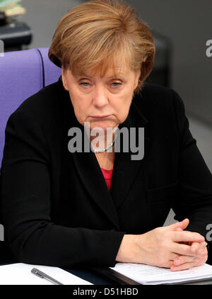 La chancelière allemande, Angela Merkel, assiste à des discussions qui ont suivi sa déclaration gouvernementale concernant le Conseil européen à Bruxelles au Bundestag allemand à Berlin, Allemagne, le 15 décembre 2010. Photo : Wolfgang Kumm Banque D'Images