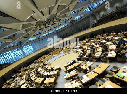 Rhénanie du Nord - Westphalie) Parlement européen à Duesseldorf, Allemagne, est photographié le 16 décembre 2010. Le gouvernement minoritaire du SPD et le Parti Vert présente ses plus importants en matière de droit de vote sur : le parlement doit adopter un projet de budget supplémentaire pour l'année en cours. Photo : Julian Stratenschulte Banque D'Images