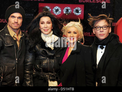 (L-R) actrice Américaine Kristen Bell, actrice et chanteuse NOUS NOUS Cher, chanteuse et actrice Christina Aguilera et Steve Antin directeur nous assister à la première allemande du film 'Burlesque' à Berlin, Allemagne, le 16 décembre 2010. 'Burlesque' est dans les salles allemandes à partir du 06 janvier 2011. Photo : Jens Kalaene Banque D'Images