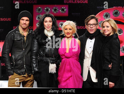 (L-R) actrice Américaine Kristen Bell, actrice et chanteuse NOUS NOUS Cher, chanteuse et actrice Christina Aguilera et Steve Antin directeur nous assister à la première allemande du film 'Burlesque' à Berlin, Allemagne, le 16 décembre 2010. 'Burlesque' est dans les salles allemandes à partir du 06 janvier 2011. Photo : Jens Kalaene Banque D'Images