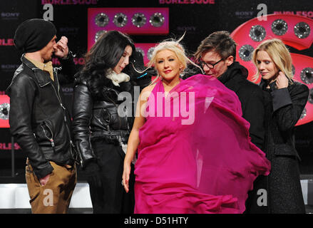 Actrice américaine Kristen Bell (l-r), le chanteur et l'actrice Cher NOUS, chanteuse et actrice Christina Aguilera et Steve Antin directeur nous assister à la première allemande du film 'Burlesque' à Berlin, Allemagne, le 16 décembre 2010. 'Burlesque' est dans les salles allemandes à partir du 06 janvier 2011. Photo : Jens Kalaene Banque D'Images