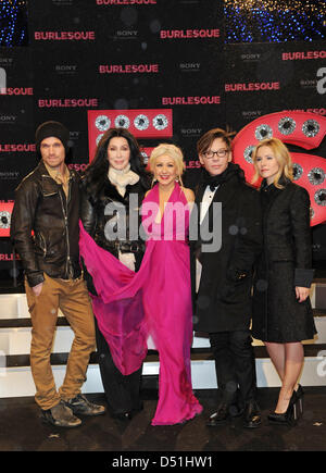 Actrice américaine Kristen Bell (l-r), le chanteur et l'actrice Cher NOUS, chanteuse et actrice Christina Aguilera et Steve Antin directeur nous assister à la première allemande du film 'Burlesque' à Berlin, Allemagne, le 16 décembre 2010. 'Burlesque' est dans les salles allemandes à partir du 06 janvier 2011. Photo : Jens Kalaene Banque D'Images