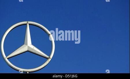 (Dossier) - Un fichier dpa photo datée du 15 décembre 2009 présente le logo Mercedes à Magdebourg, en Allemagne. Daimler vise à briser l'enregistrement de 2008 en produisant plus de 1,2 millions de voitures d'ici la fin de 2010. Photo : Jens Wolf Banque D'Images