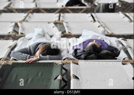 Les passagers dorment sur des lits de camp à l'aéroport de Francfort, Allemagne, 19 décembre 2010. Après les chutes de neige fraîche des centaines de vols ont été annulés et des milliers d'passenders sont sucer à l'aéroport. Photo : Boris Roessler Banque D'Images