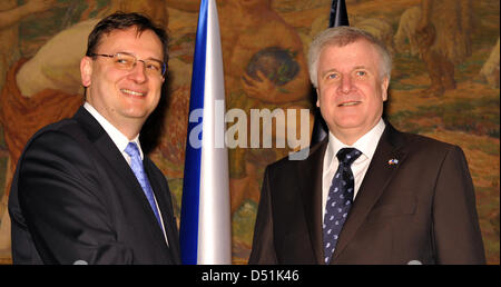 Le premier ministre bavarois Horst Seehofer (r) est accueilli par le Premier Ministre tchèque Petr Necas pour un échange de vues politiques à Prague, République tchèque, 20 décembre 2010. La première fois pour un premier ministre bavarois pour visiter la République tchèque a été à la fin de la Deuxième Guerre mondiale il y a 65 ans. Photo : Peter Kneffel Banque D'Images